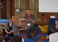 Norbert Feldmann, Kinaesthetics-Ausbilder - leitet einen erfahrungsbezogenen Workshop bezüglich einer individuellen Bewegungsunterstützung bei hoher Körperspannung