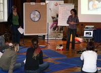 Sabine Hartz, Kinder und Eltern Gesundheitszentrum Hamburg, Kinaesthetics-Trainerin - und Renate Bayer leiten einen Workshop über das Programm Kinaesthetics Infant Handling