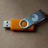 Orange USB-Stick 8GB Kinaesthetics Logo Bild anzeigen