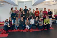 Kinaesthetics-TrainerInnen Ausbildung Stufe 1 Flensburg 13 - Gruppenbild der neuen Kinaesthetics-TrainerInnen Stufe 1 mit den AusbilderInnen und der Geschäftsleitung Kinaesthetics Deutschland