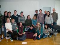 Weiterbildung Kinaesthetics Peer-Tutoring Stufe 3 - Gruppenfoto der 16 WeiterbildungsabsolventInnen und 2 Dozenten