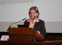Ursula Sommer vom Vorstand Kinaesthetics Österreich - überbringt Grußworte 