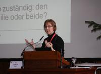 Dr. Susanne Kean, University Edinburgh - spricht über die Position der Familie in der professionellen Betreuung - Konzept: negotiated care