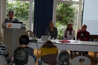 die 1. Vorsitzende des Kinaesthetics Vereins Deuschland - Antriani Steenebrügge begrüßt die Mitglieder