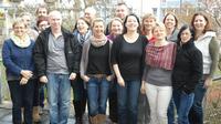 Gruppenbild der Kinaesthetics-TrainerInnen Ausbildung Stufe 3 - 16 Kinaesthetics TrainerInnen Stufe 3