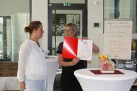 Tag der offenen Tür - 10 Jahre Kinaesthetics Deutschland - Jennifer Möller (l.) feierte zu dem Geschäftsstellenjubiläum auch Ihre 10-jährige Betriebszugehörigkeit 