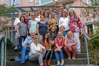 Abschlussfoto Ausbildung Kinästhetiks TrainerIn Stufe 1 Stuttgart 2017 - Kinaesthetics-TrainerInnen Stufe 1 und die beiden AusbilderInnen Lilia Körner und Axel Enke