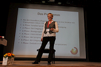 Maren Asmussen-Clausen - Geschäftsführerin Kinaesthetics Deutschland bei ihrem Vortrag Pflegende Angehörige nutzen Kinaesthetics