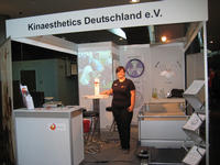 Der Stand von Kinaesthetics Deutschland - mit der Mitarbeiterin Levke Oje