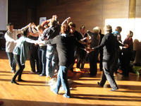 Gemeinsamer Tanz - aus kleinen Bewegungen entstehen im Prozess der Interaktion größere Bewegungen 