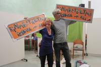 Rosmarie Suter und Axel Enke - die beiden AusbilderInnen dieser Gruppe halten ein kreatives Abschlussgeschenk in den Händen