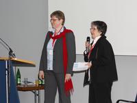  - 1. Vorsitzende Kinaesthetics Verein Deutschland e.V. Antriani Steenebrügge mit der Einrichtungsleiterin Lieseltraud Lange-Riechmann