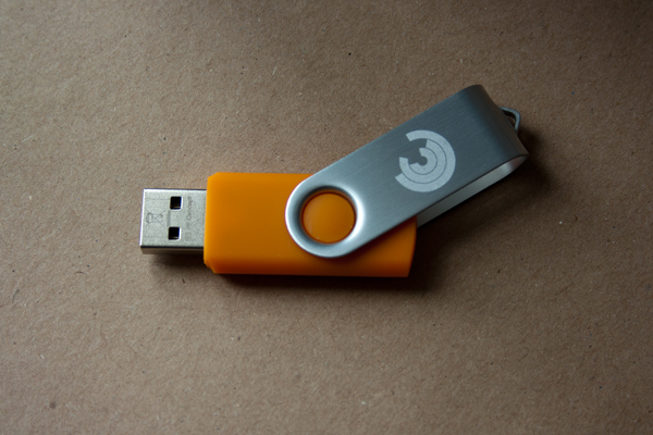Orange USB-Stick 8GB Kinaesthetics Logo Bild anzeigen